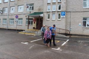 Семья Лавничих покидает здание суда
