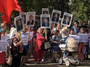 Позорный взвод депутатов на митинге в Костроме 2 сентября 2018