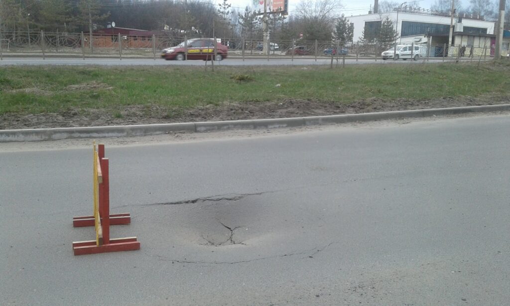 Дублер Кинешемского шоссе в Костроме провалился через год после капремонта