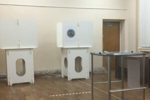 Избирательный участок в Костроме на выборах президента Молдовы 2020