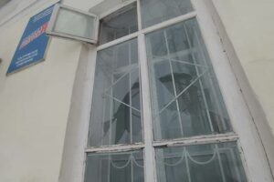 Разбили стекла в офисе Единой России в Костроме 2021