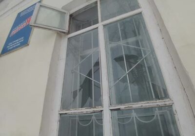 Разбили стекла в офисе Единой России в Костроме 2021