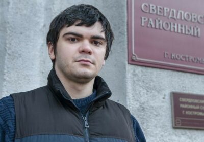 Александр Зыков у суда в Костроме