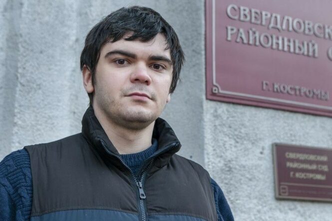 Александр Зыков у суда в Костроме