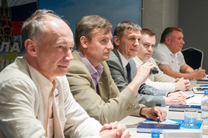 Члены клуба кандидатов в президенты на круглом столе в Костроме
