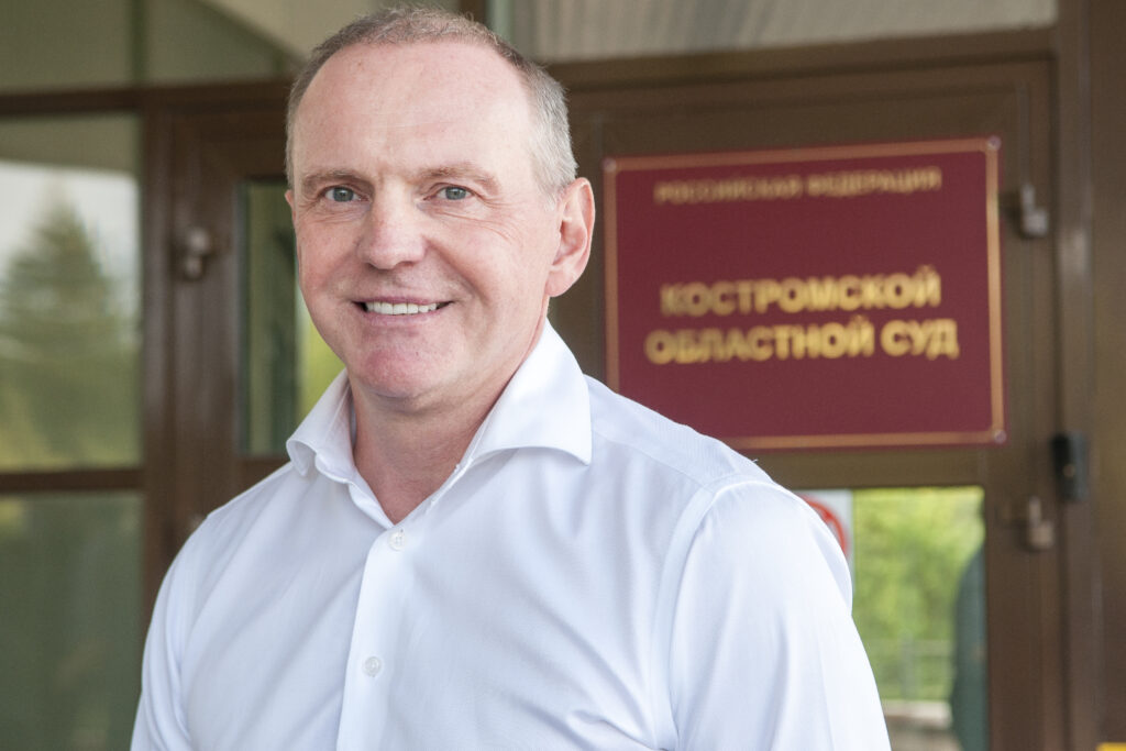 Михаил Долматов на входе в Костромской областной суд