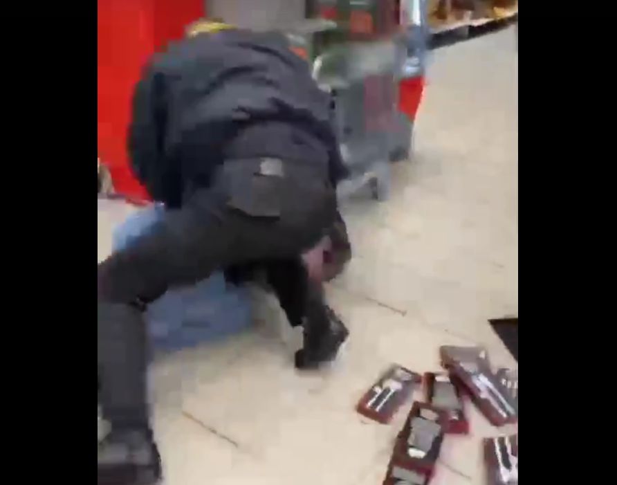 Охранники в Костроме исколотили покупателя магазина из-за разбитой бутылки