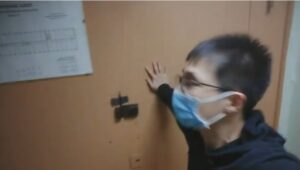 «Я не зомби, я пациент!»: Китайский студент пожаловался на «тюремный» ковид-карантин в Костроме