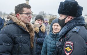 Полицейский пытается задержать депутата Михаила Елохина в Костроме 2021