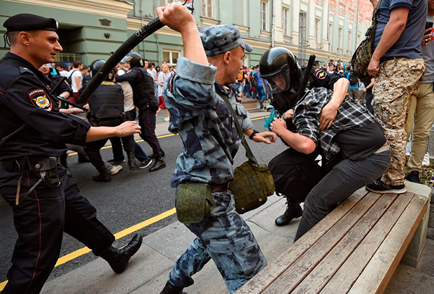 Трех полицейских в Костроме посадили за избиение задержанных