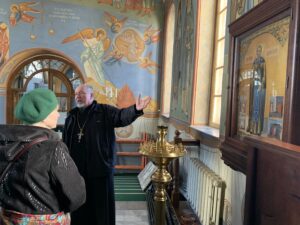Протоиерей Дмитрий Сазонов проводит экскурсию в Богоявленском соборе в Костроме
