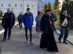 Протоиерей Дмитрий Сазонов проводит экскурсию в Богоявленско-Анастасиином монастыре в Костроме