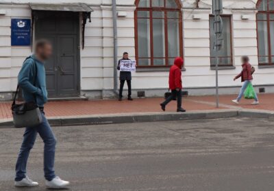 Депутат Владимир Михайлов в пикете у Костромской областной Думы
