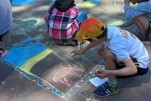 Дети в Костроме рисуют флаг Украины