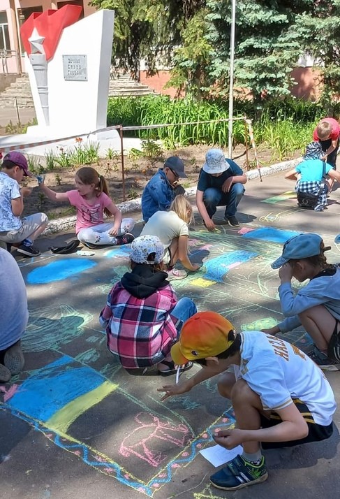 Дети в Костроме рисуют флаг Украины