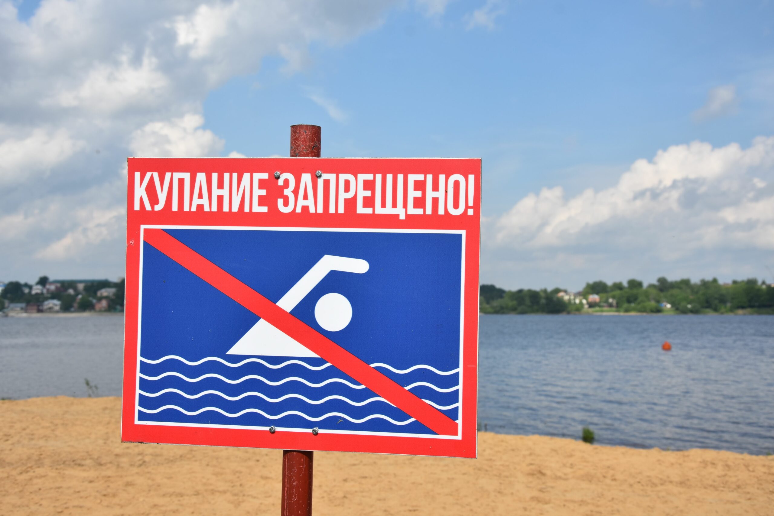 Костромичам запретили купаться в Волге из-за леек и кабин