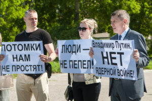 На пикете против ядерной войны Кострома 09 06 2022