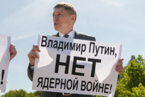 Владимир Михайлов на пикете в Костроме против ядерной войны 09 06 2022