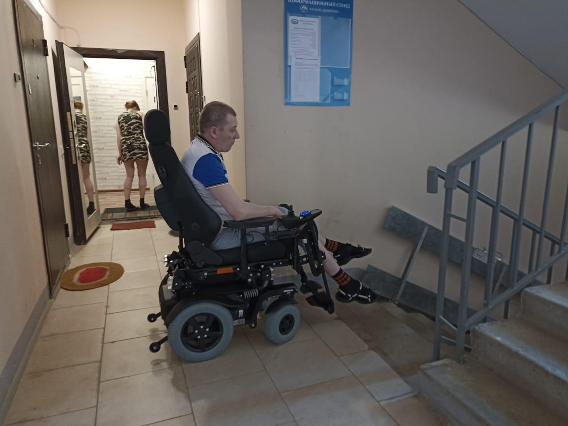 Инвалид в Костроме пытается добиться от властей установки пандуса