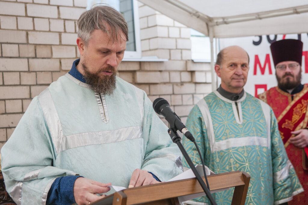 Диакон читает имена на Молитве памяти в Костроме 2022