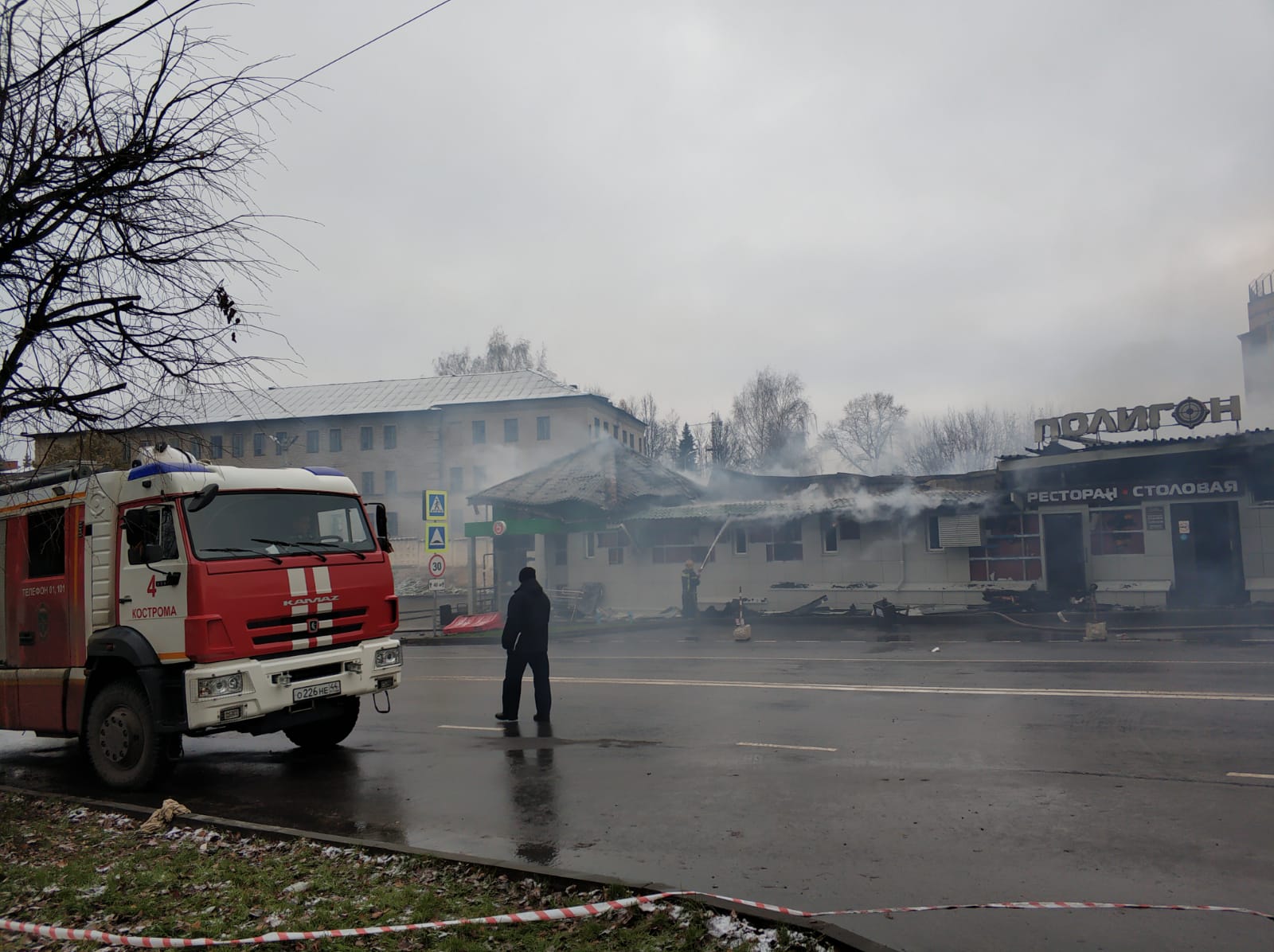 Пожар в кафе “Полигон” уничтожил аптеку, столовую и несколько магазинов