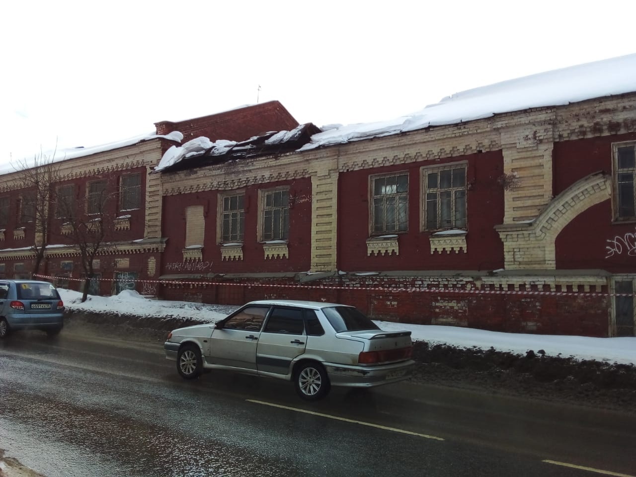 В Костроме рухнула крыша исторического здания фабрики «10-й Октябрь»