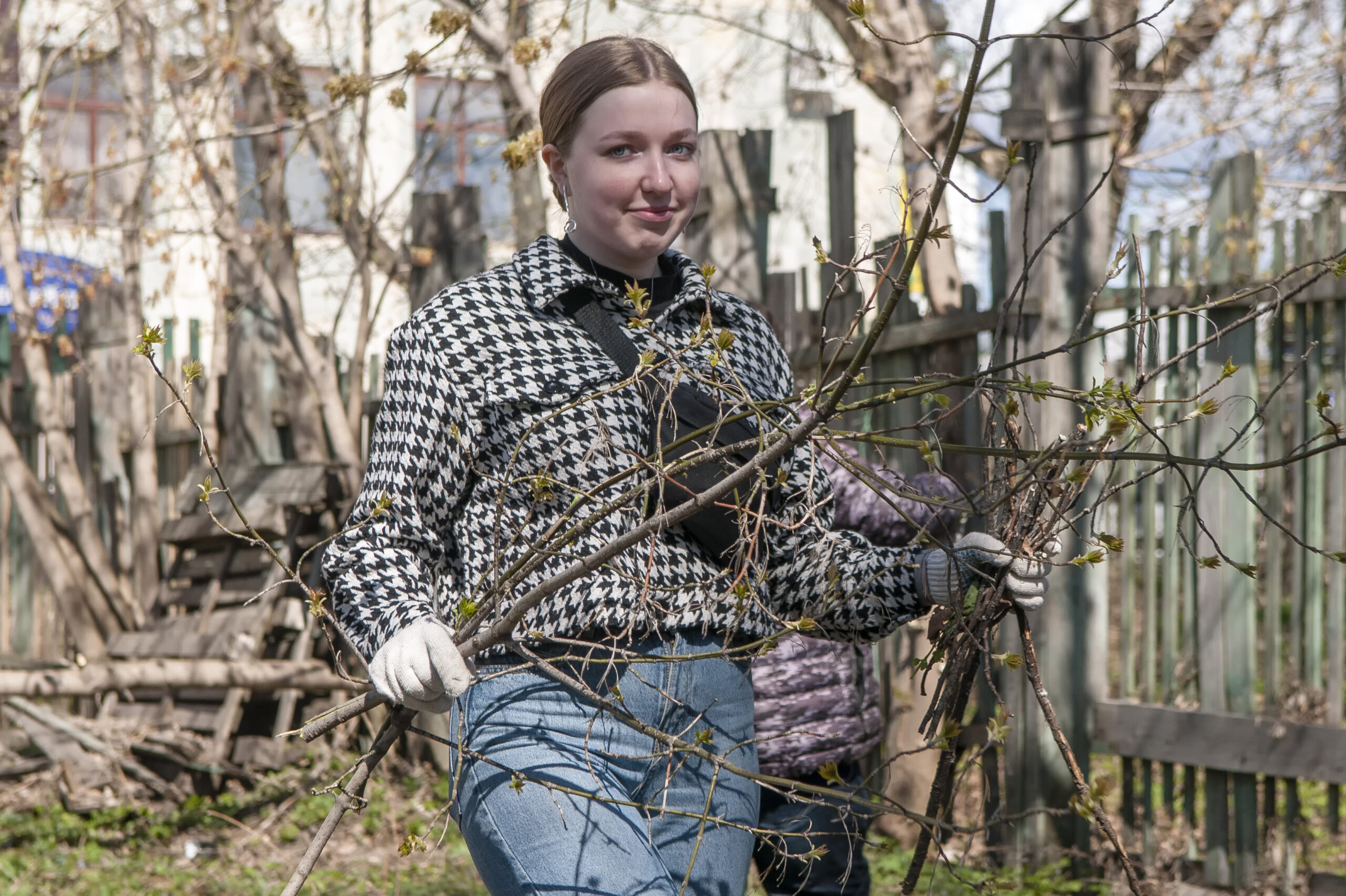 Девушка-волонтёр на субботнике в Доме Корзинкина в Костроме 2023
