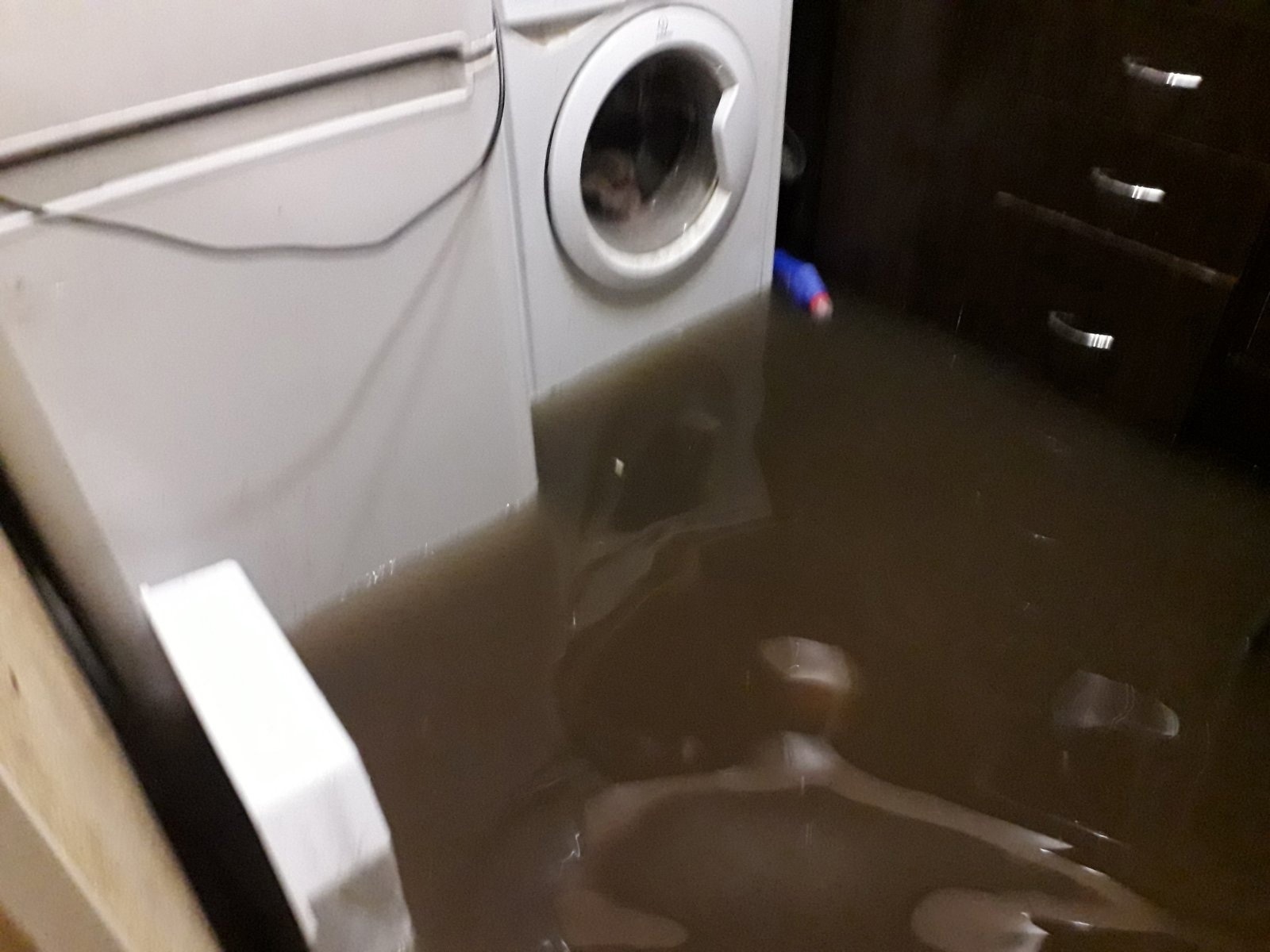 “Диваны поплыли!”: квартиры жителей улицы Костромской затопило ливнем