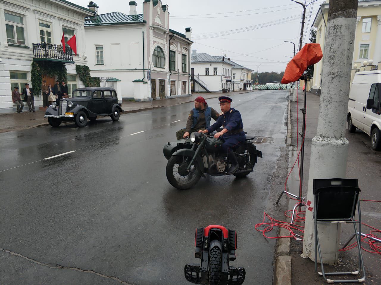 Жители попросили оставить уличный плакат «МИРУ-МИР!» после съемок фильма «Горький 53» в Костроме