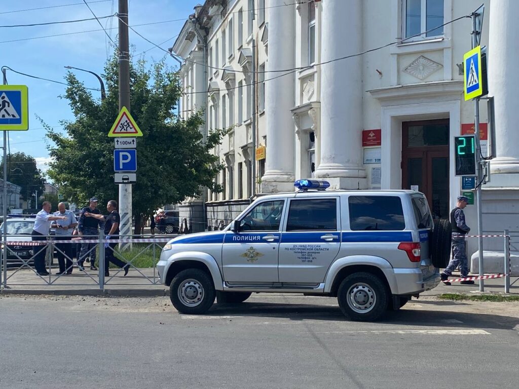 Полиция у пункта отбора контрактников в Костроме